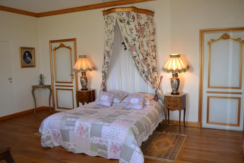 Chateau De Peufeilhoux Vallon-en-Sully Ngoại thất bức ảnh
