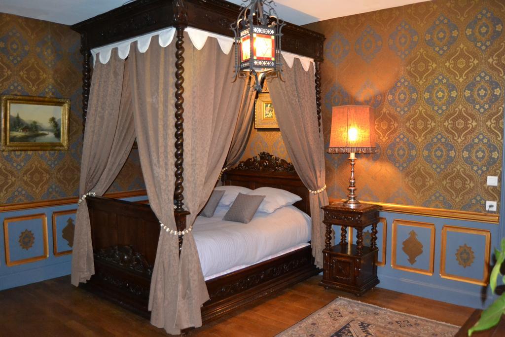 Chateau De Peufeilhoux Vallon-en-Sully Ngoại thất bức ảnh
